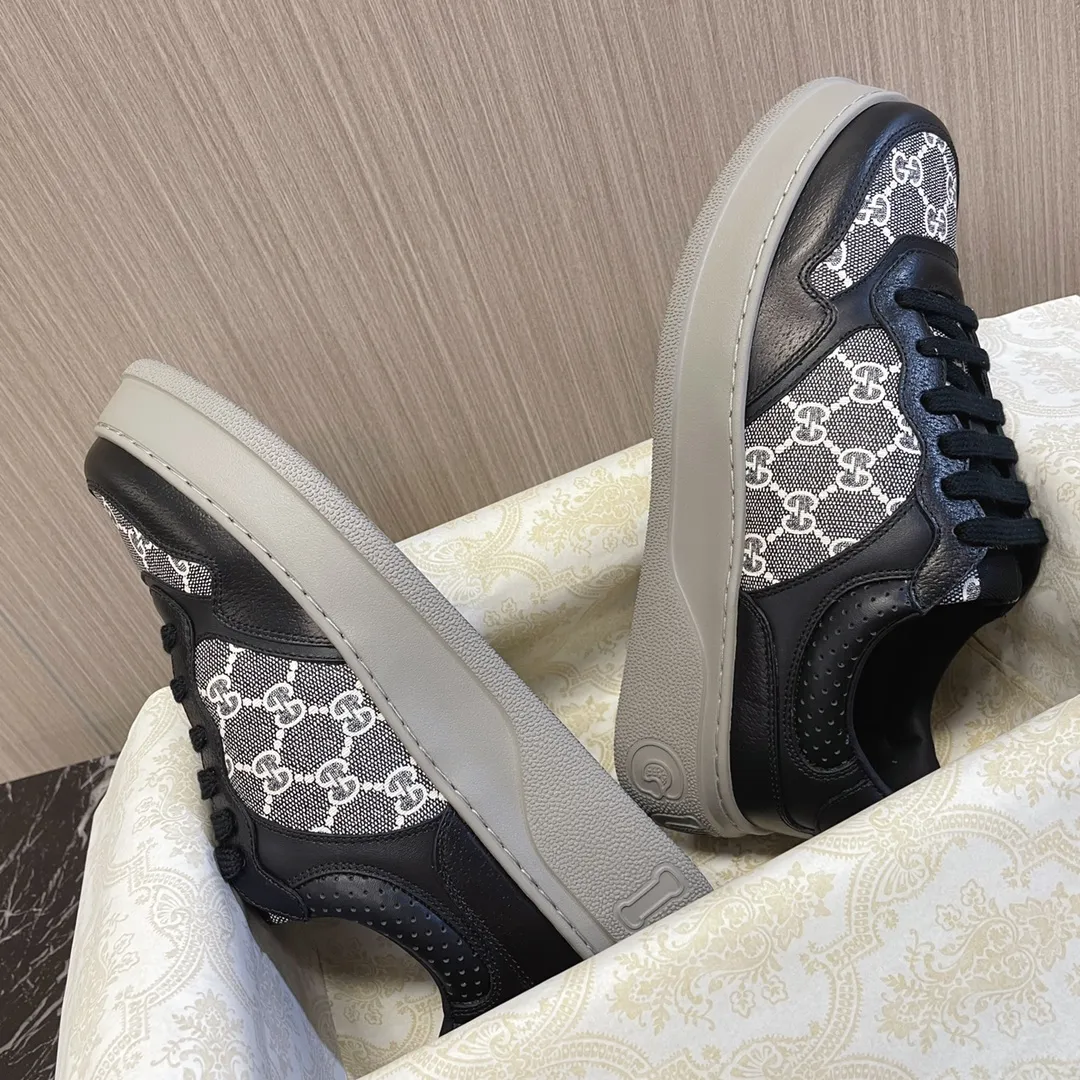 All details of P660 are all genuine leather. Welcome to compare with Gucci~~ The new upgraded version, original original color, with overseas purchase air packaging⚠️ @GG couple thick-soled shoes...biscuit shoes...white shoes...sports shoes...flat shoes...catwalk style: celebrities, Internet celebrities, Xiaohongshu, etc. will definitely plant grass and call ❤ Original customized cowhide fabric (classic old floral fabric, perforation, embossing technology), the original bottom has a large Gucci Logo, and there is a GG on the heel Logo, 5cm thick sole, classic Gucci webbing... Men's size 39-44